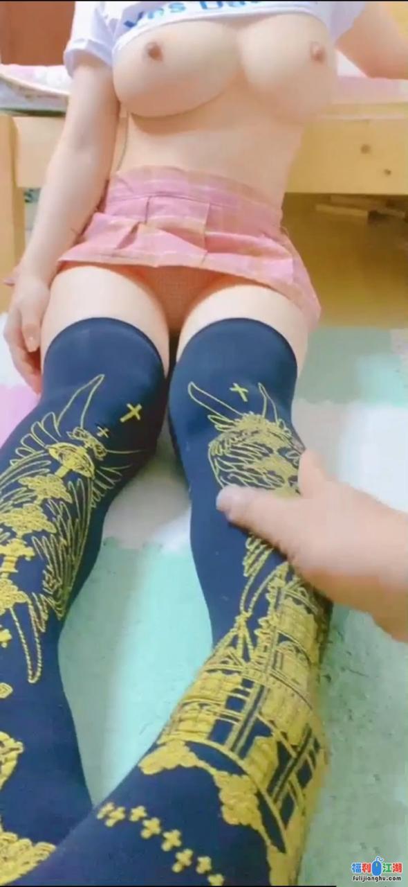 巨乳挺拔的小女友，骑乘震得她两个乳房飞上飞下[1V331M度盘]