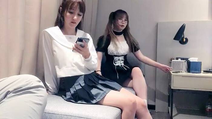 双飞名场面两个学生妹穿着制服的双飞轮流操她们，其中一个 长得很像混血儿的妹子 1V  640M 百度云