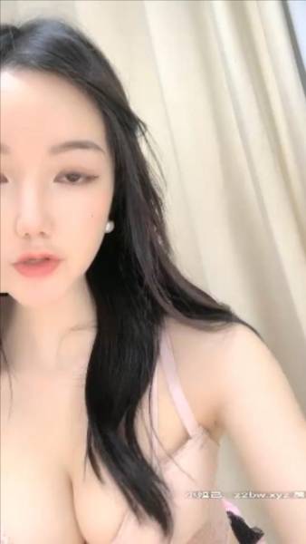 性感的厚嘴唇好像是整过的，身材超级棒[1V 522M 百度盘]