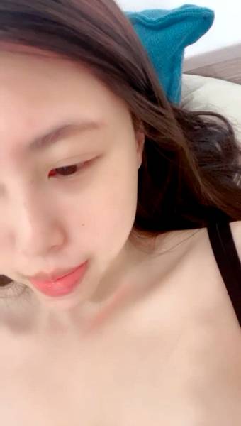 童颜巨乳妹子躺在床上跳蛋自慰，吊钟奶子[1V 535M 百度盘]