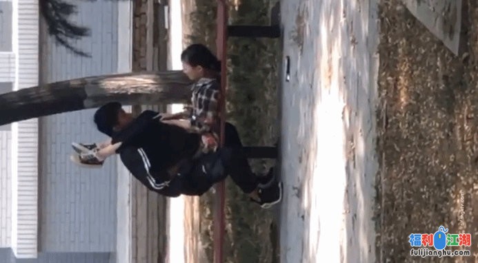 山东cj大学⭐校园凉椅上情侣干柴烈火【225M】