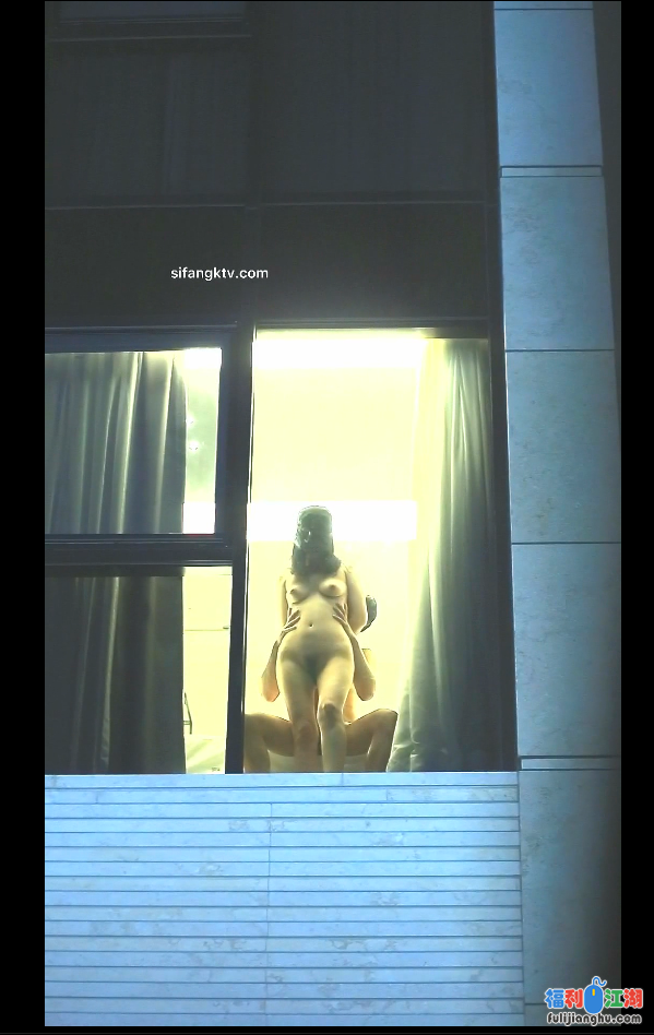 繁华都市惊现窗边裸炮 豪放情侣二楼落地窗前全裸震撼裸炮 极品女友抱起来操【1V448MB】