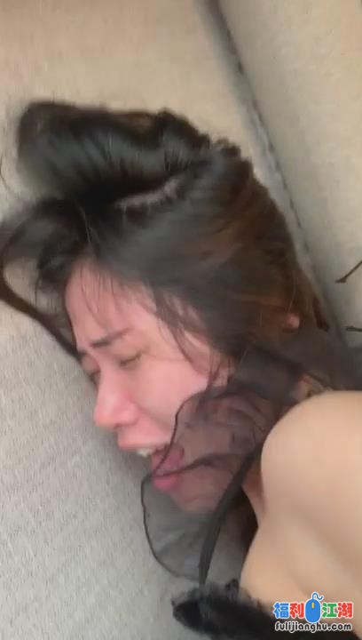 20岁骚逼老婆性感黑丝❤️诱惑调戏我操她；老公你龟龟头好大❤️【156M】