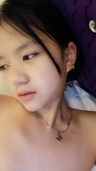 长发超萌超可爱的妹子，岔开腿极品一线天[1V 472M 百度盘]