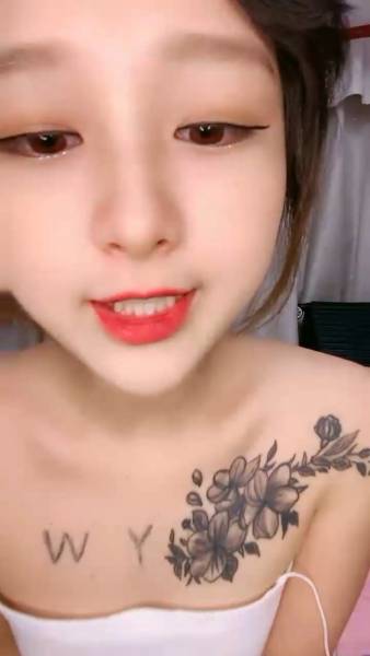 胸前纹身00后萌妹，性格活泼，脱光光跳蛋[1V 660M 百度盘]