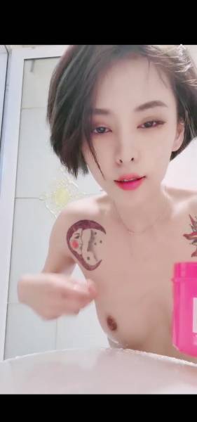 半糖主播 收费大秀 颜值超高 自慰 洗澡 诱惑 [1V/1.44G]【百度云30天有效】