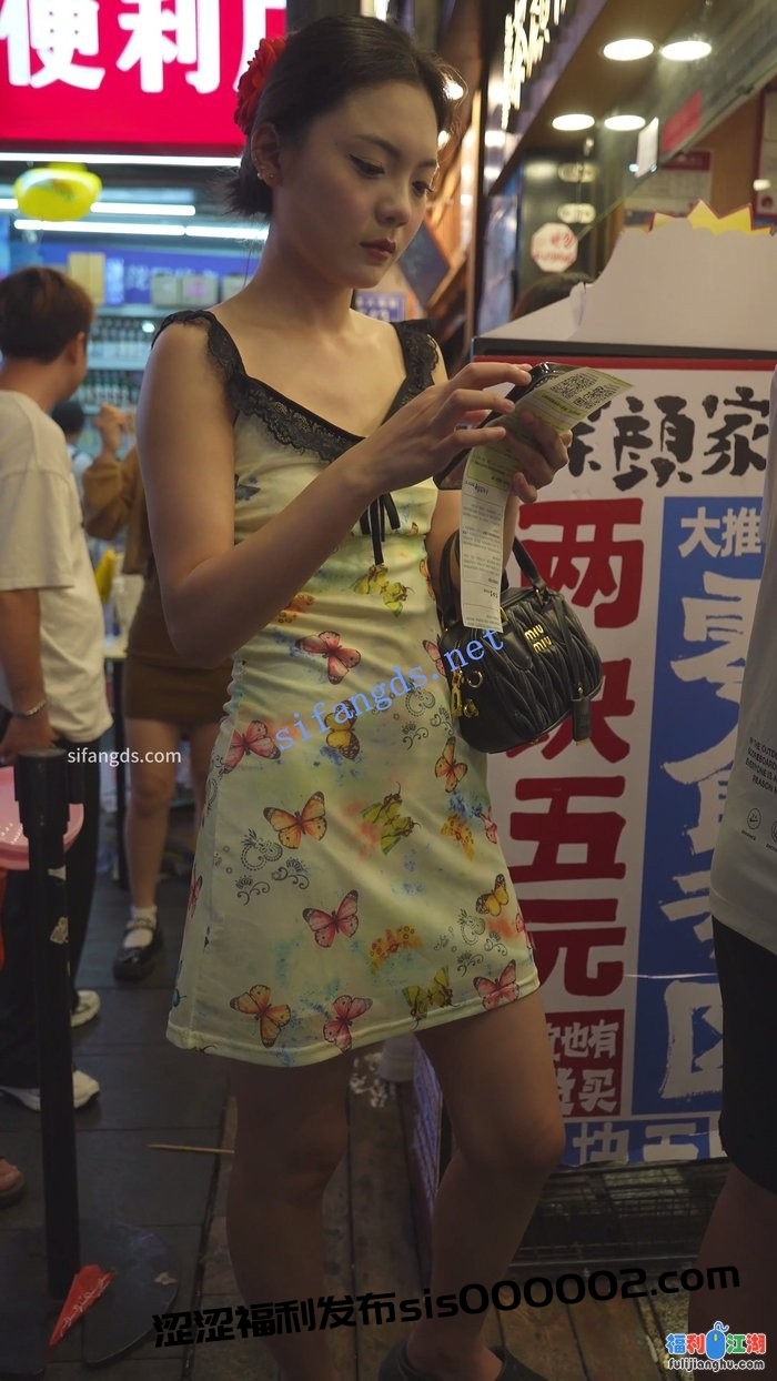 (BC-AA-552)蕾丝吊带花裙小姐姐..买奶茶被抄底粉内带翅膀[某房原版]【1.15G】